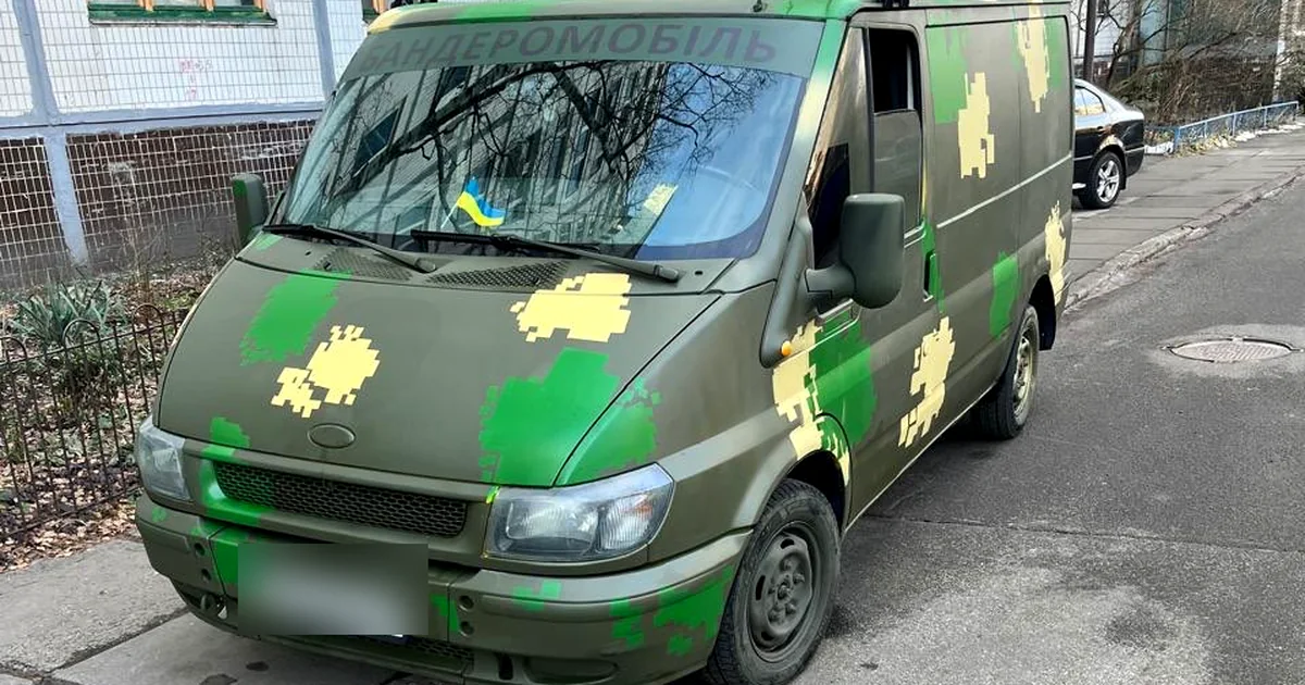 Бус у камуфляжі, переданий фондом підрозділу, на вулиці біля будинку