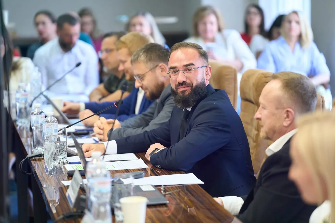 Учасники круглого столу за столом під час обговорення