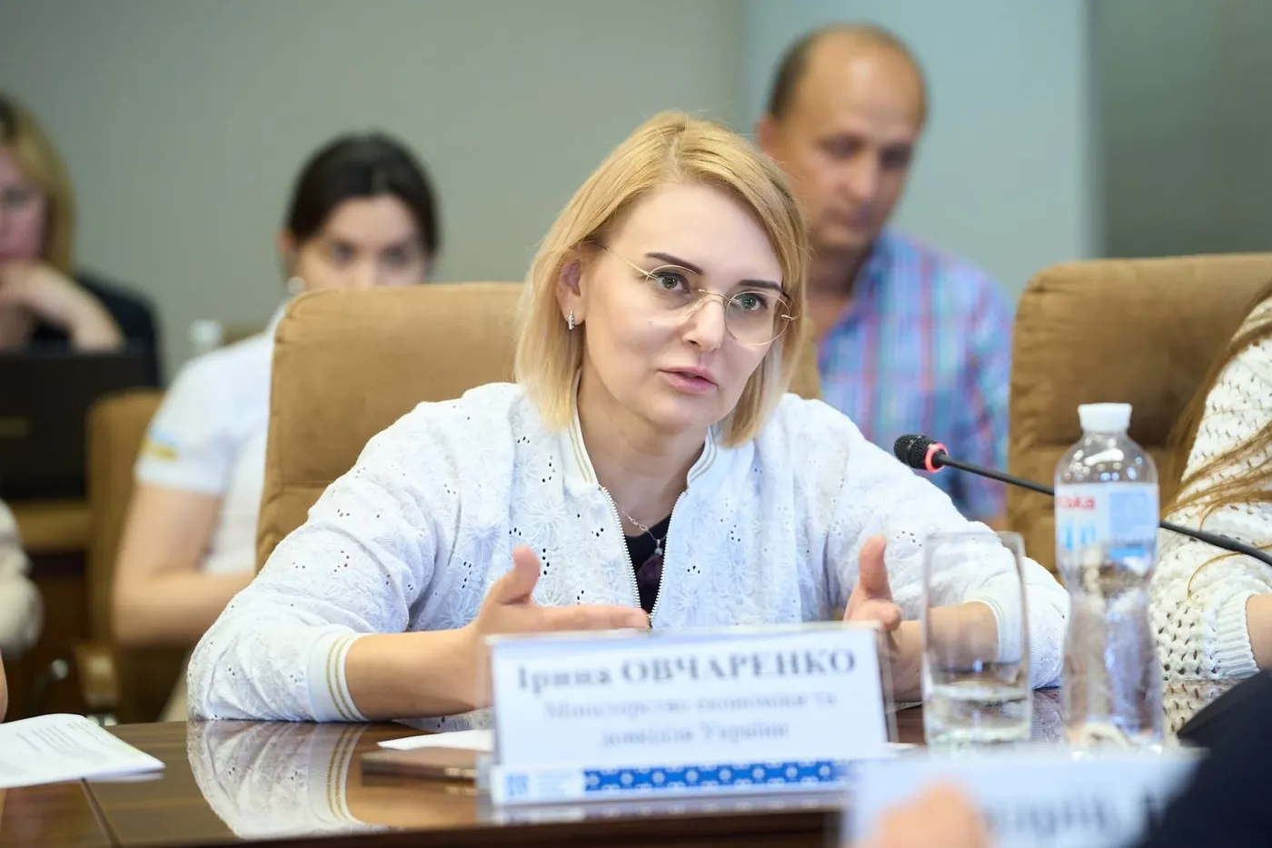 Представниця міністерства говорить у мікрофон під час круглого столу