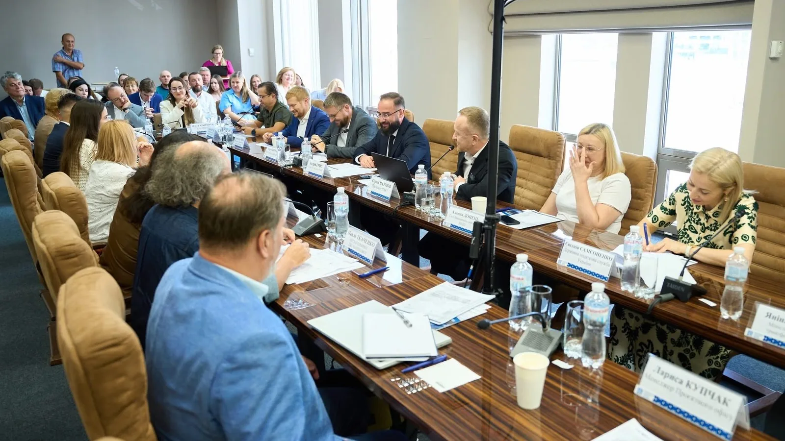 Учасники круглого столу в залі Національної асоціації банків України