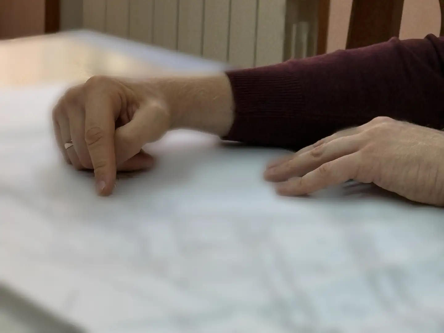 Руки на аркуші архівної схеми інженерних мереж