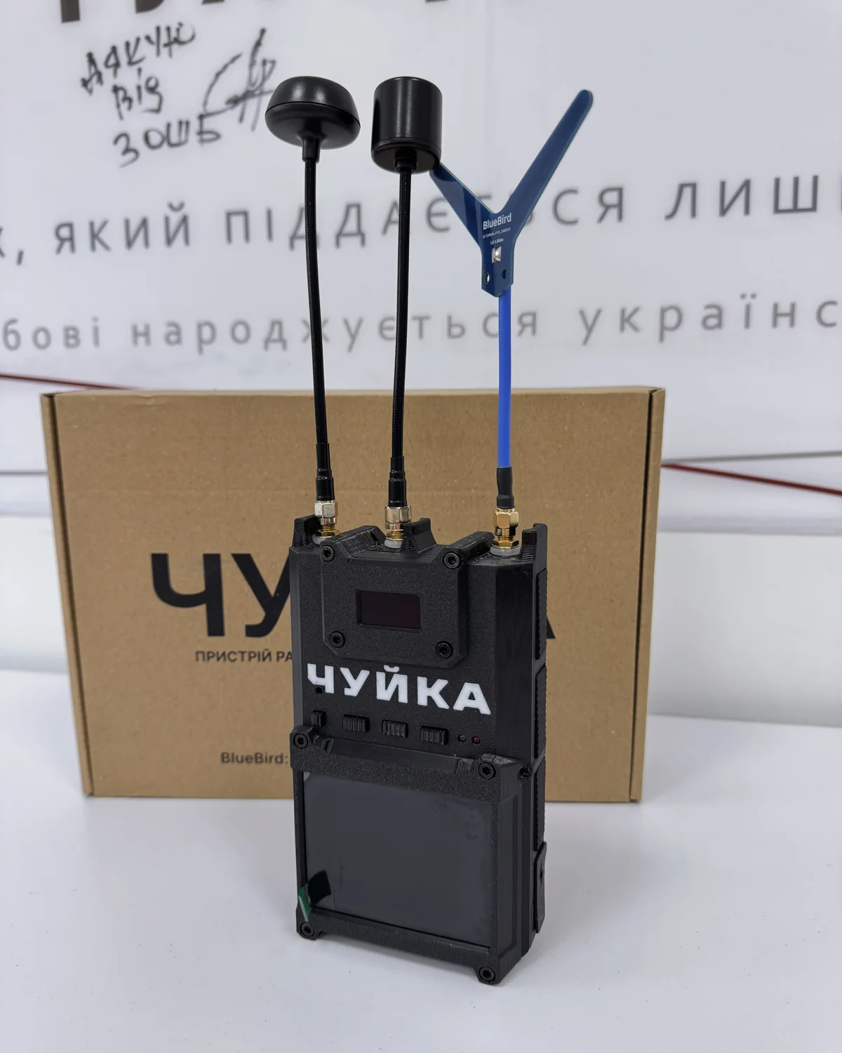 Пристрій радіоелектронної розвідки «Чуйка» виробника BlueBird з трьома антенами на брендованому полотні фонду «Міжнародний Рух Єдності»