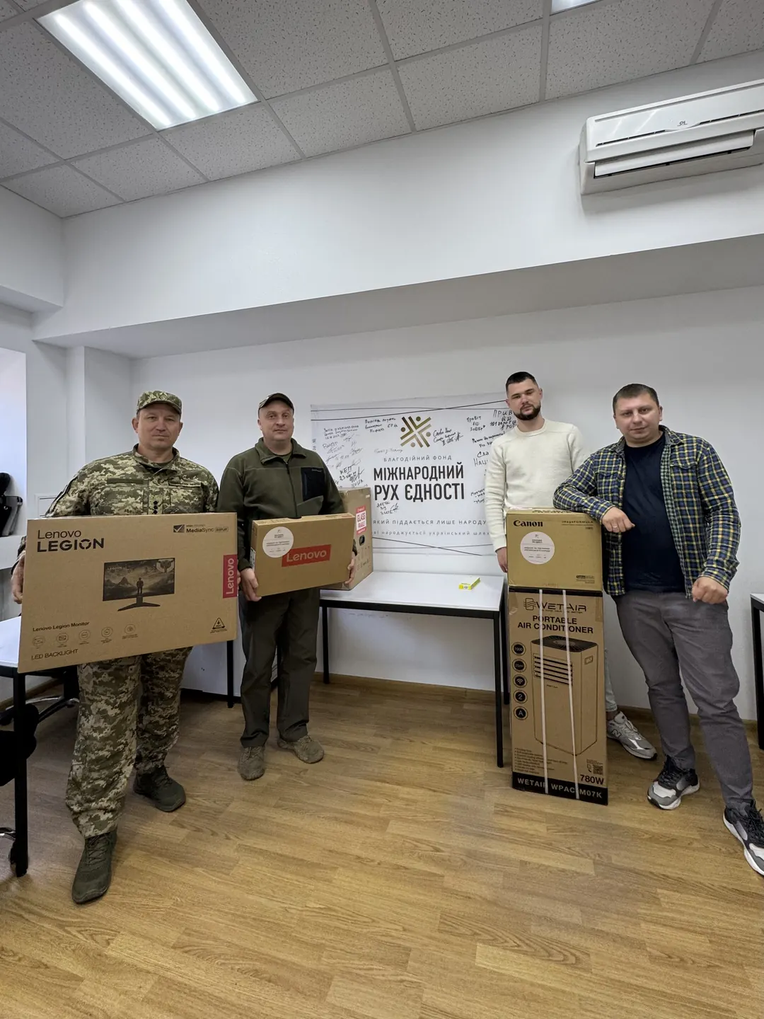 Передача техніки 101-й бригаді в офісі благодійного фонду «Міжнародний Рух Єдності» в Києві