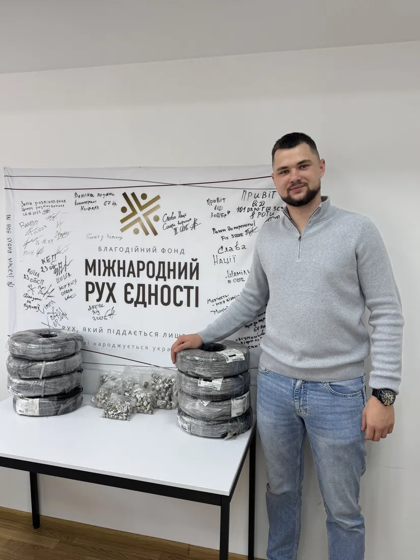 Працівник фонду поруч із бухтами кабелю RG-58 і пакетами з роз’ємами в офісі фонду